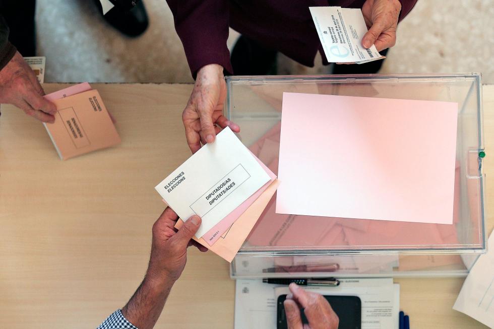 Continúa la votación.