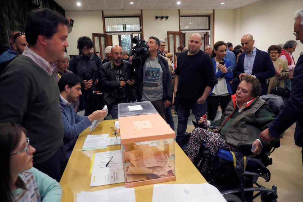 Continúa la votación.