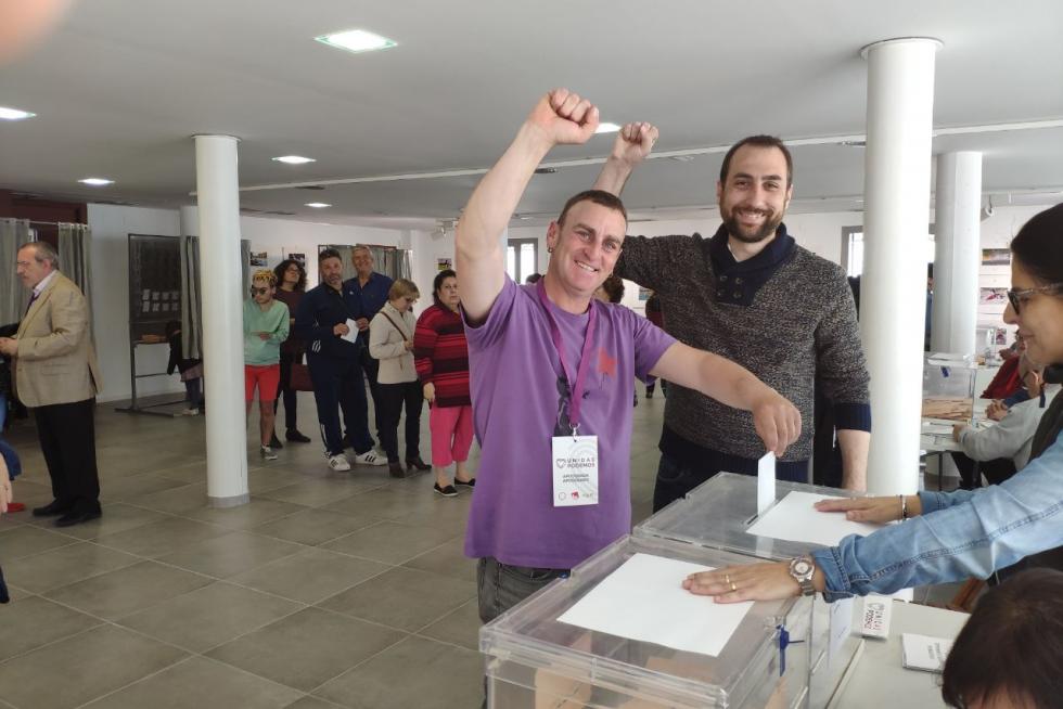 Daniel Fernández, candidato de Unidas Podemos-Alto Aragón en Común, ha acompañado al candidato de Podemos-Equo en Fraga, Carlos Cabós, a votar ya que él ya lo había hecho por correo.