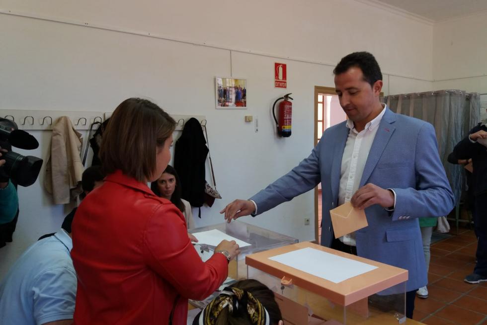 El candidato al Congreso por Teruel del PP, Alberto Herrero, votando esta mañana en Calanda, donde vive.