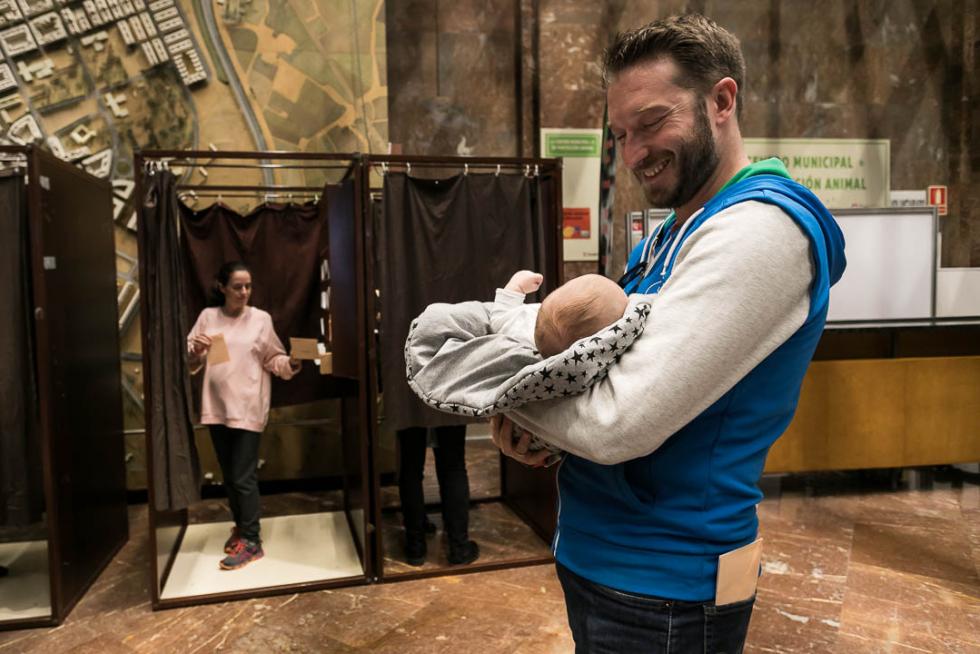 Imágenes de la votación para las Elecciones Generales en la Comunidad