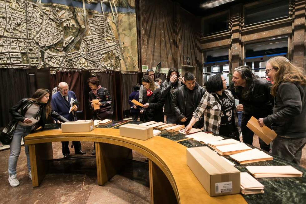 Imágenes de la votación para las Elecciones Generales en la Comunidad