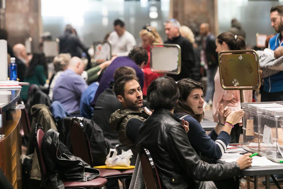 Imágenes de la votación para las Elecciones Generales en la Comunidad