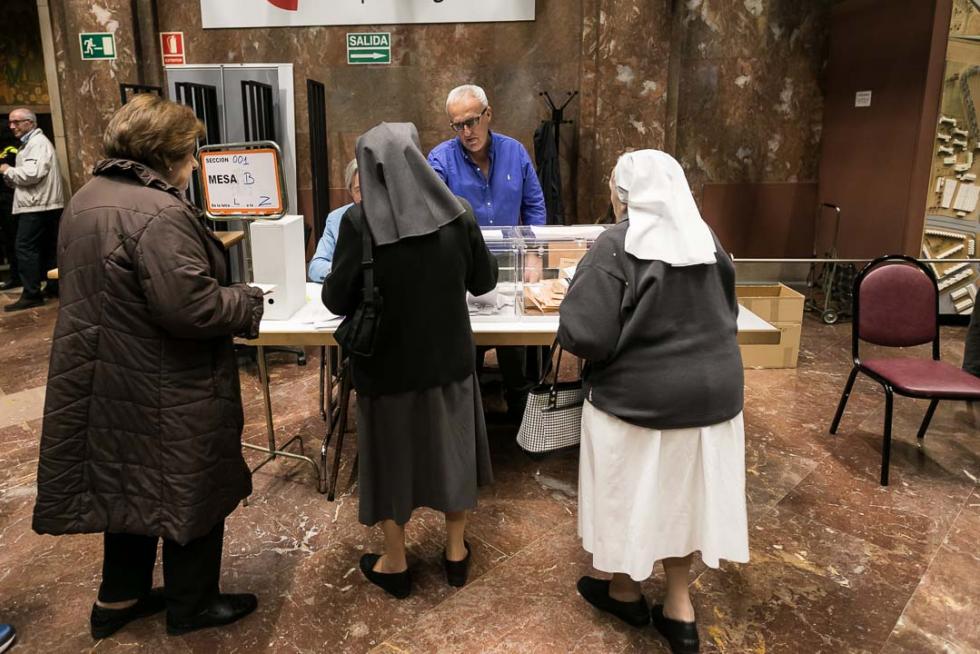 Imágenes de la votación para las Elecciones Generales en la Comunidad