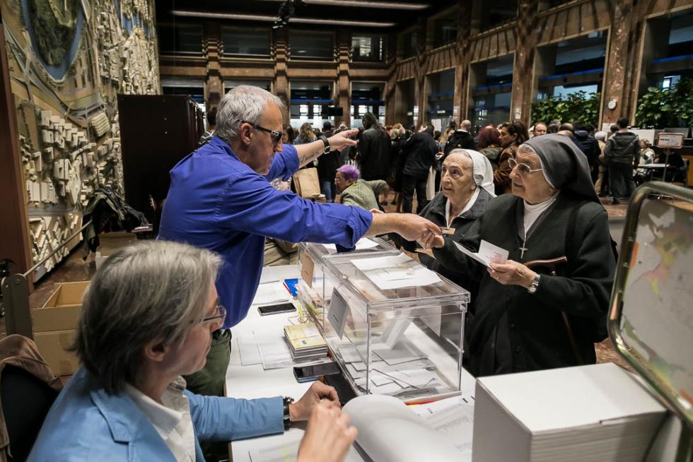 Imágenes de la votación para las Elecciones Generales en la Comunidad