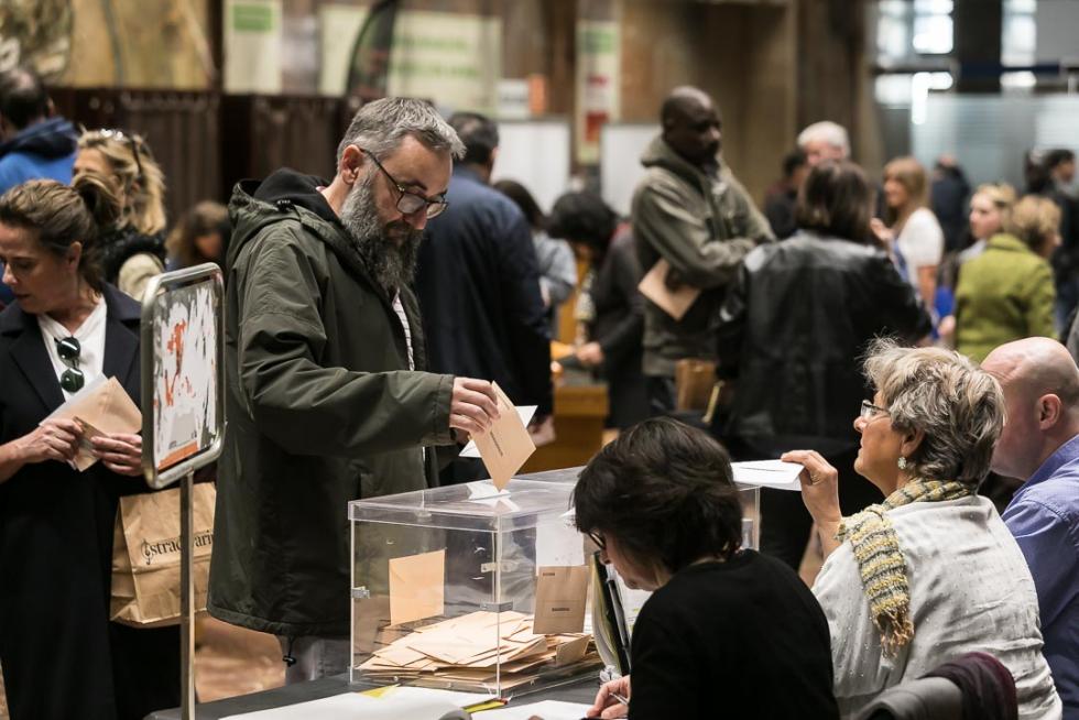 Imágenes de la votación para las Elecciones Generales en la Comunidad