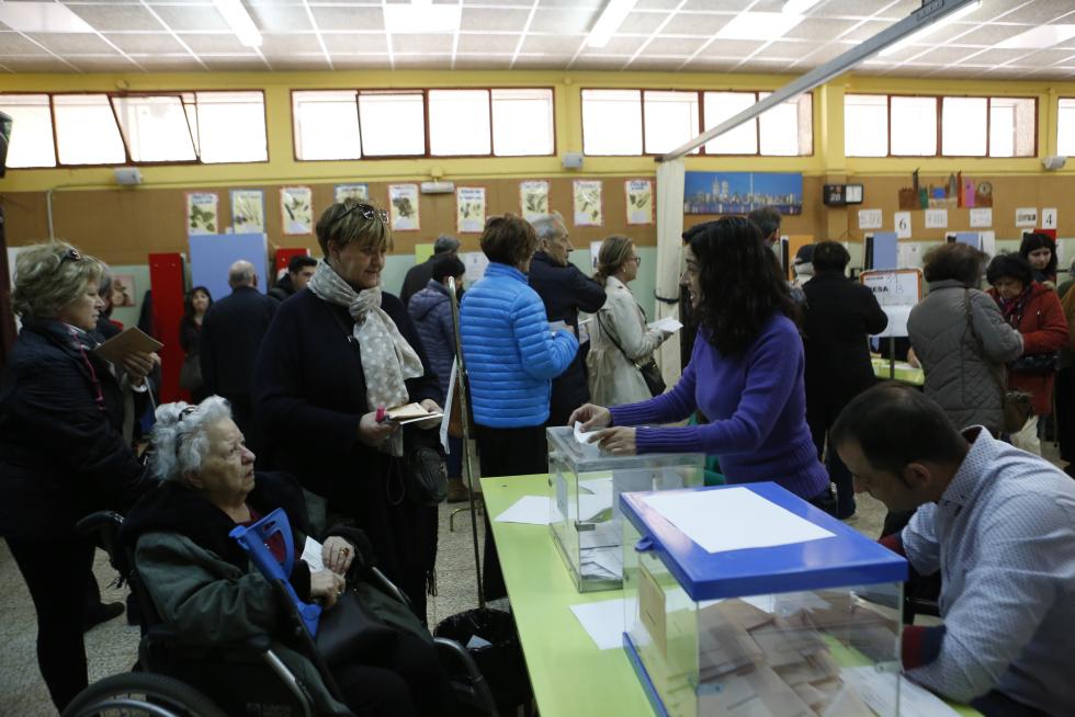 Imágenes de la votación para las Elecciones Generales en la Comunidad
