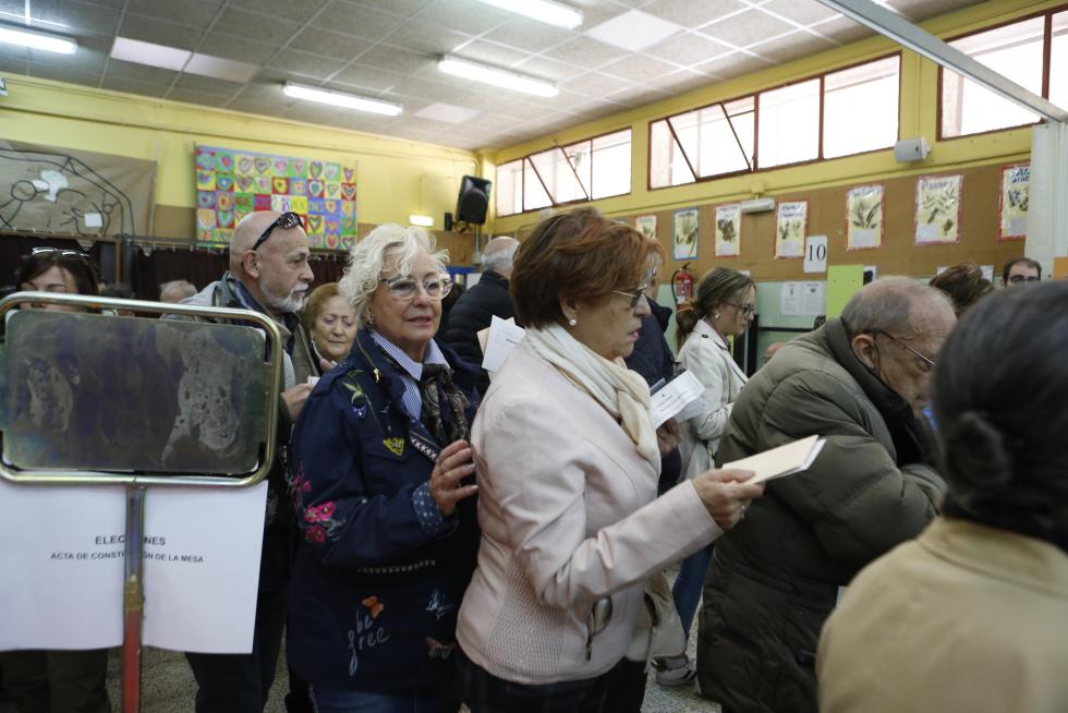 Imágenes de la votación para las Elecciones Generales en la Comunidad