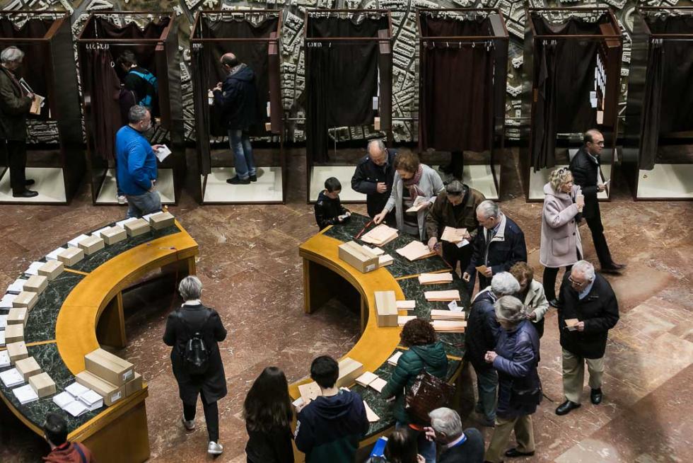 Imágenes de la votación para las Elecciones Generales en la Comunidad