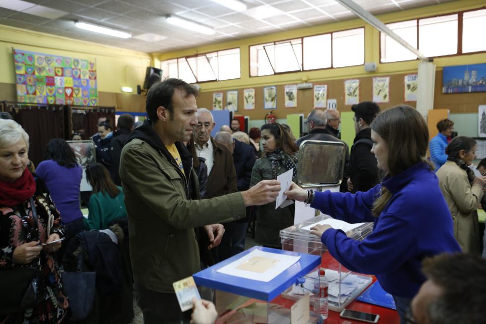 Imágenes de la votación para las Elecciones Generales en la Comunidad