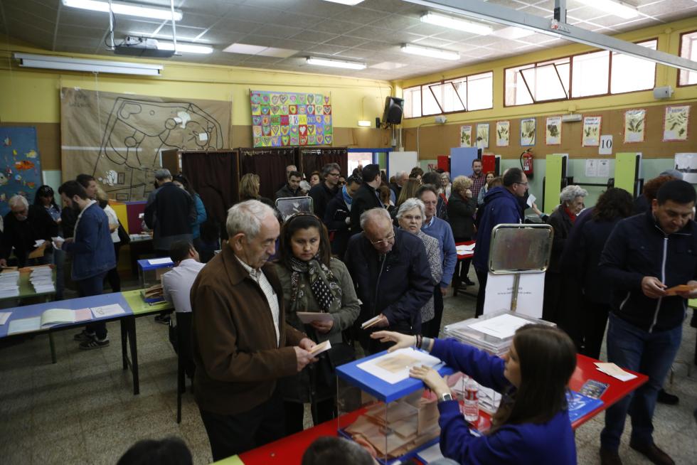 Imágenes de la votación para las Elecciones Generales en la Comunidad