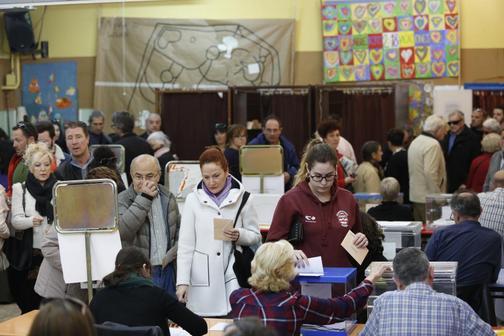 Imágenes de la votación para las Elecciones Generales en la Comunidad