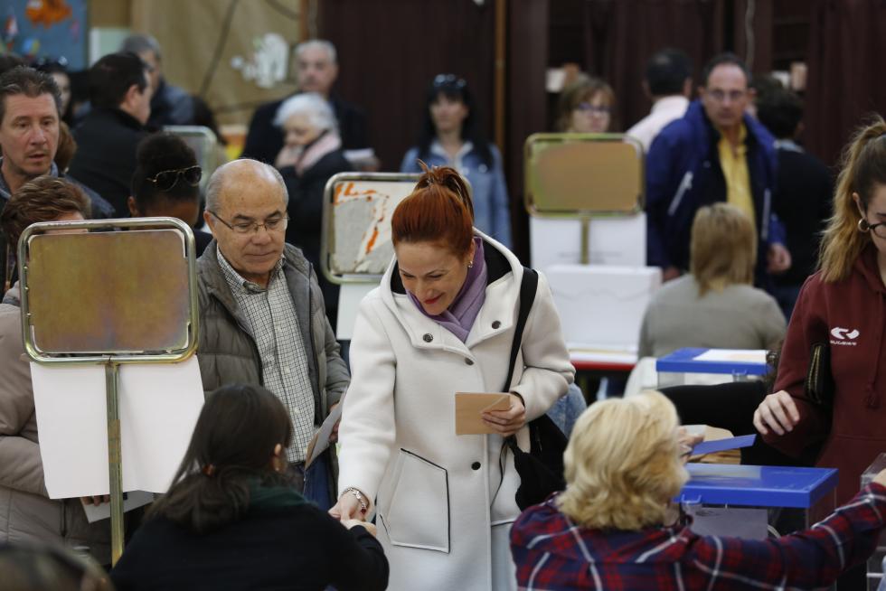 Imágenes de la votación para las Elecciones Generales en la Comunidad