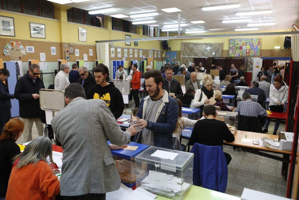 Imágenes de la votación para las Elecciones Generales en la Comunidad