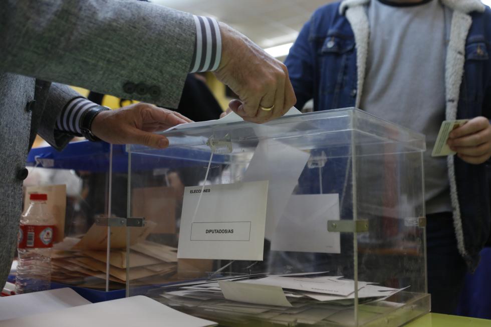 Imágenes de la votación para las Elecciones Generales en la Comunidad