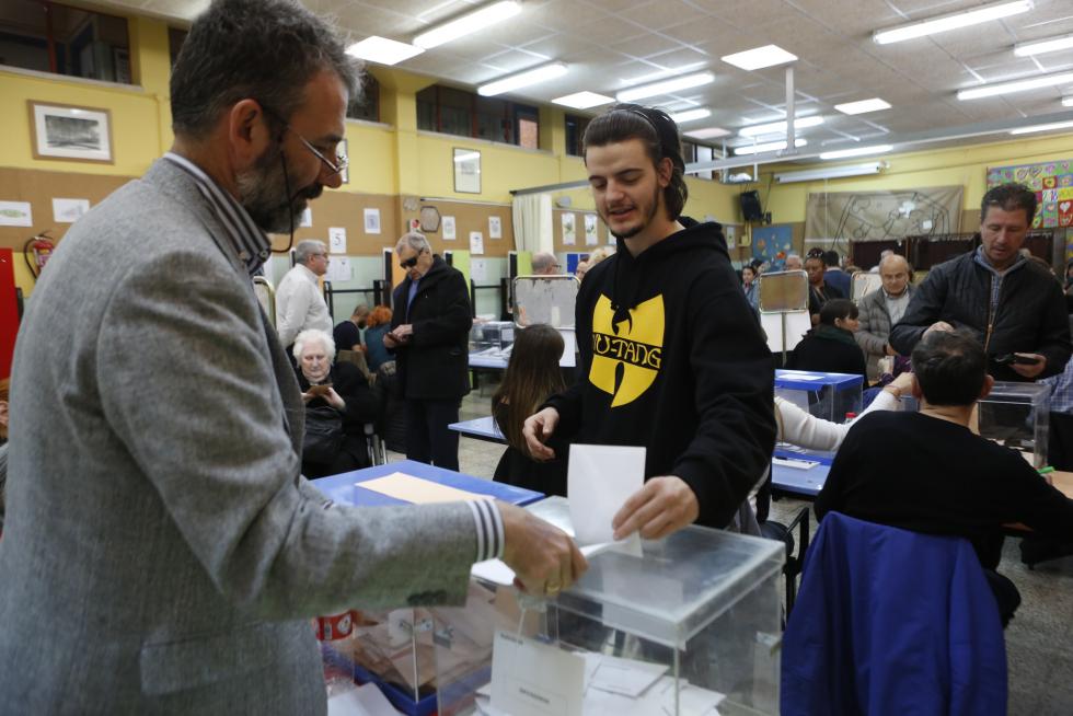 Imágenes de la votación para las Elecciones Generales en la Comunidad