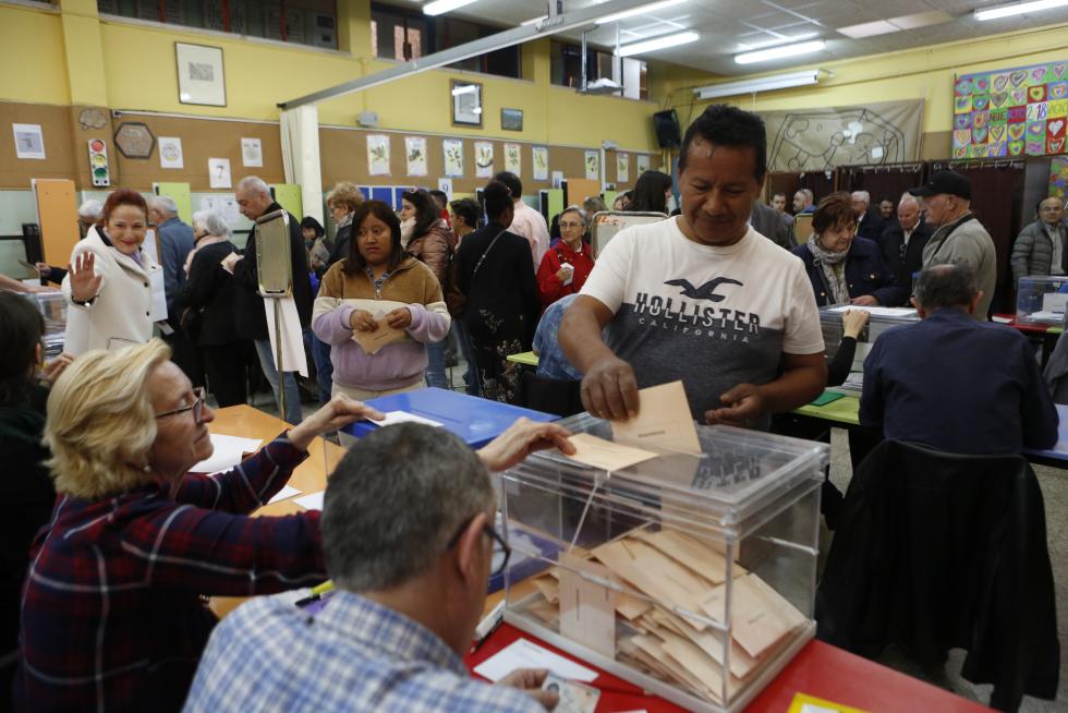 Imágenes de la votación para las Elecciones Generales en la Comunidad
