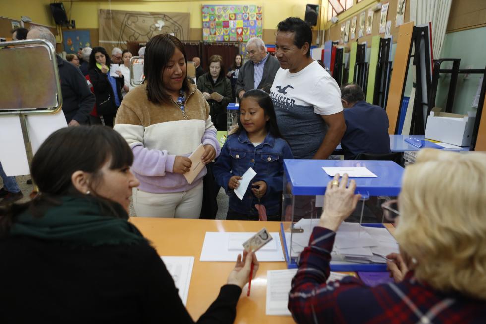 Imágenes de la votación para las Elecciones Generales en la Comunidad