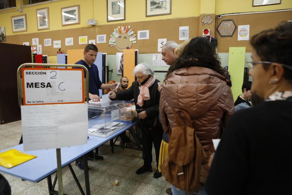 Imágenes de la votación para las Elecciones Generales en la Comunidad