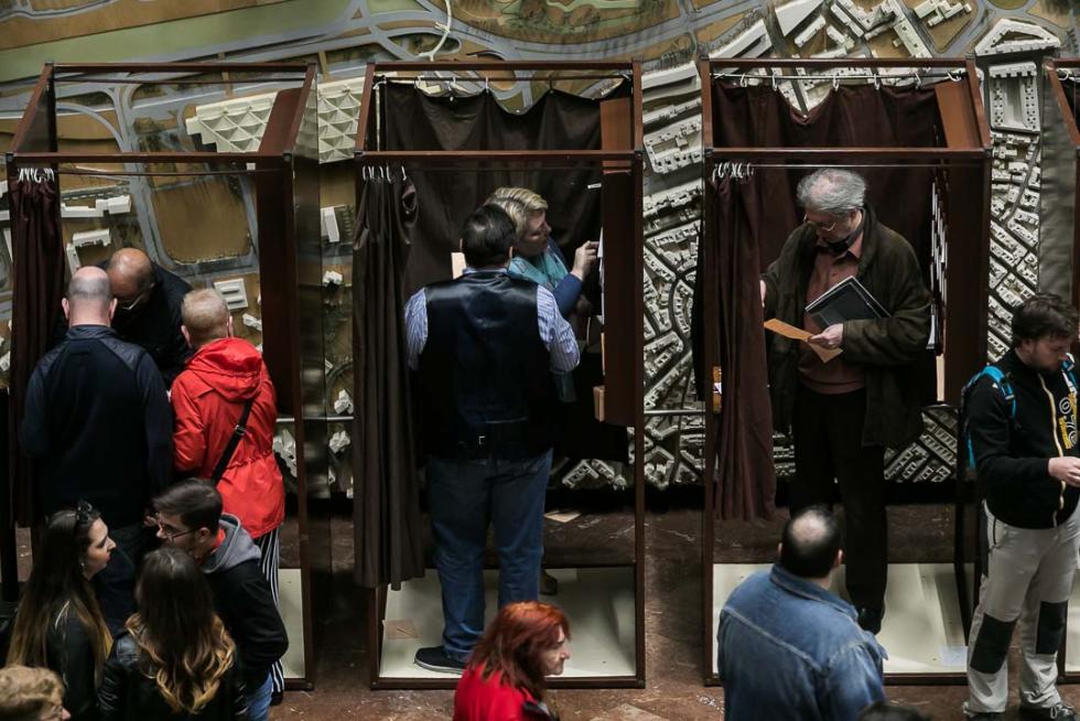Imágenes de la votación para las Elecciones Generales en la Comunidad