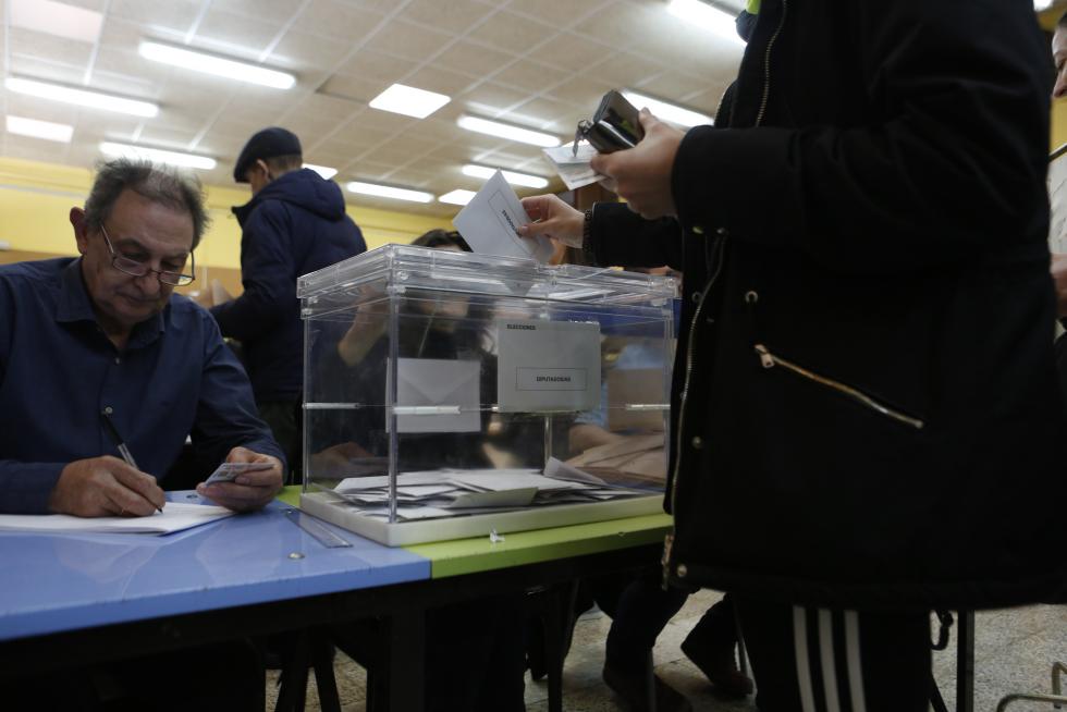 Imágenes de la votación para las Elecciones Generales en la Comunidad
