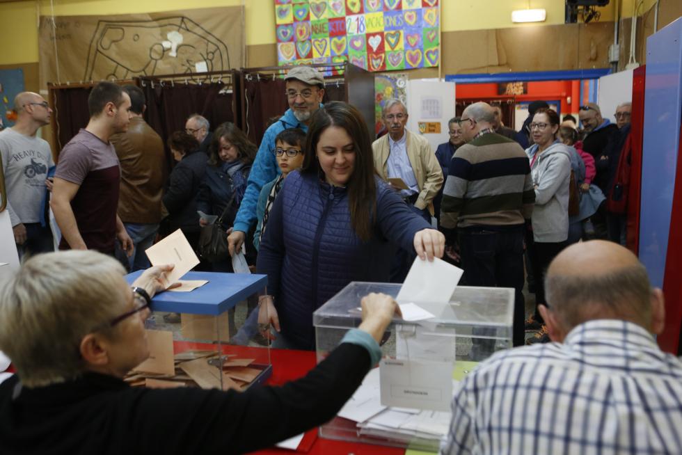 Imágenes de la votación para las Elecciones Generales en la Comunidad