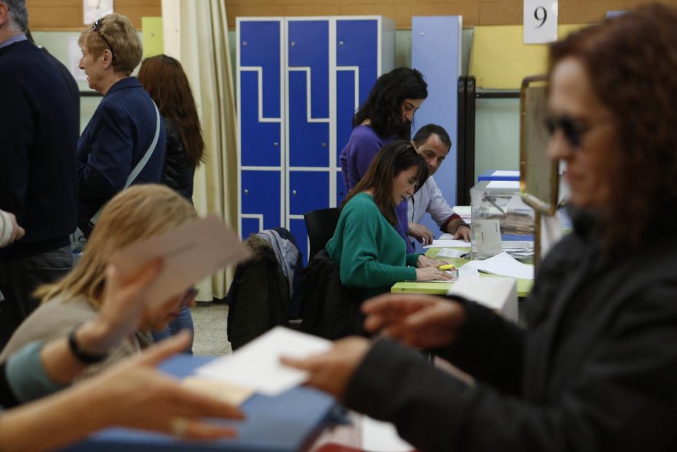 Imágenes de la votación para las Elecciones Generales en la Comunidad