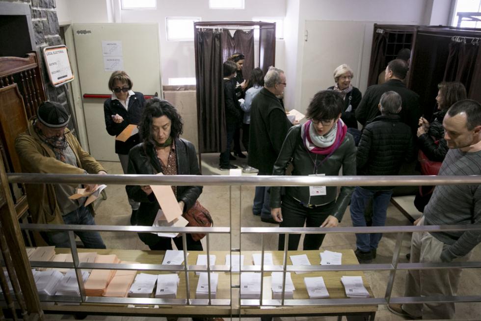 Imágenes de la votación para las Elecciones Generales en la Comunidad