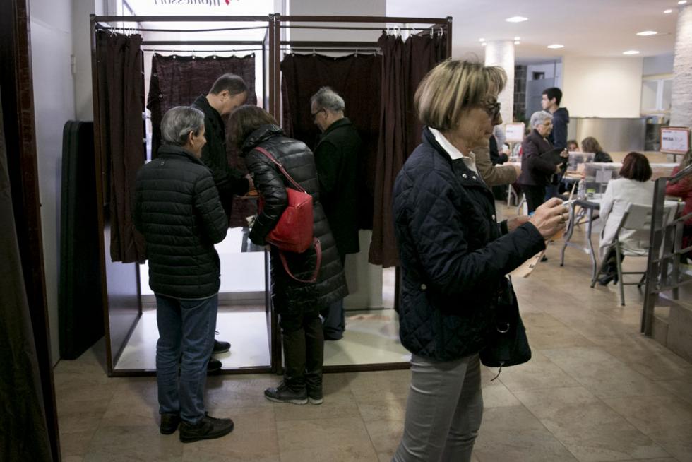 Imágenes de la votación para las Elecciones Generales en la Comunidad