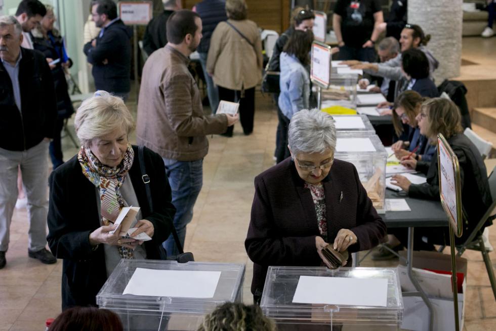 Imágenes de la votación para las Elecciones Generales en la Comunidad