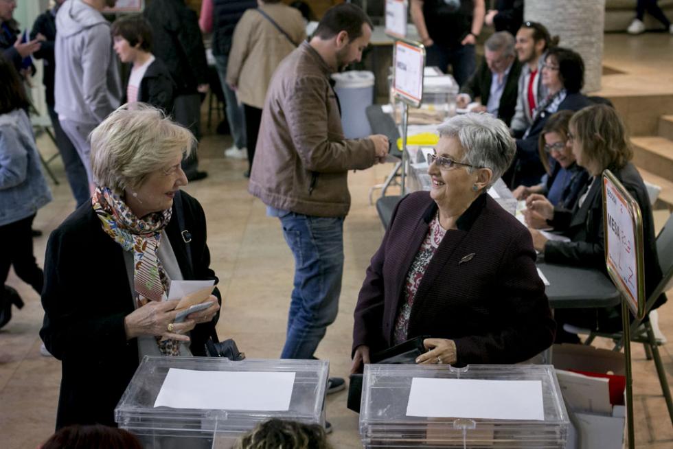 Imágenes de la votación para las Elecciones Generales en la Comunidad