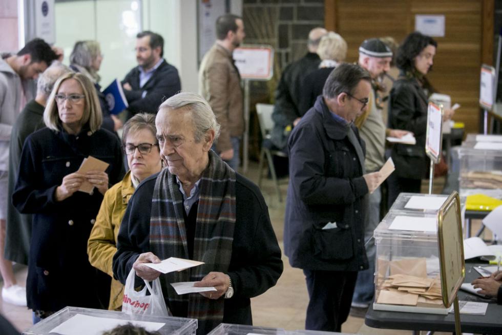 Imágenes de la votación para las Elecciones Generales en la Comunidad
