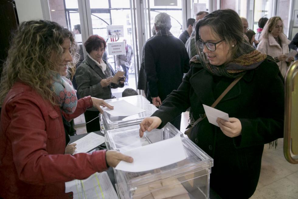 Imágenes de la votación para las Elecciones Generales en la Comunidad
