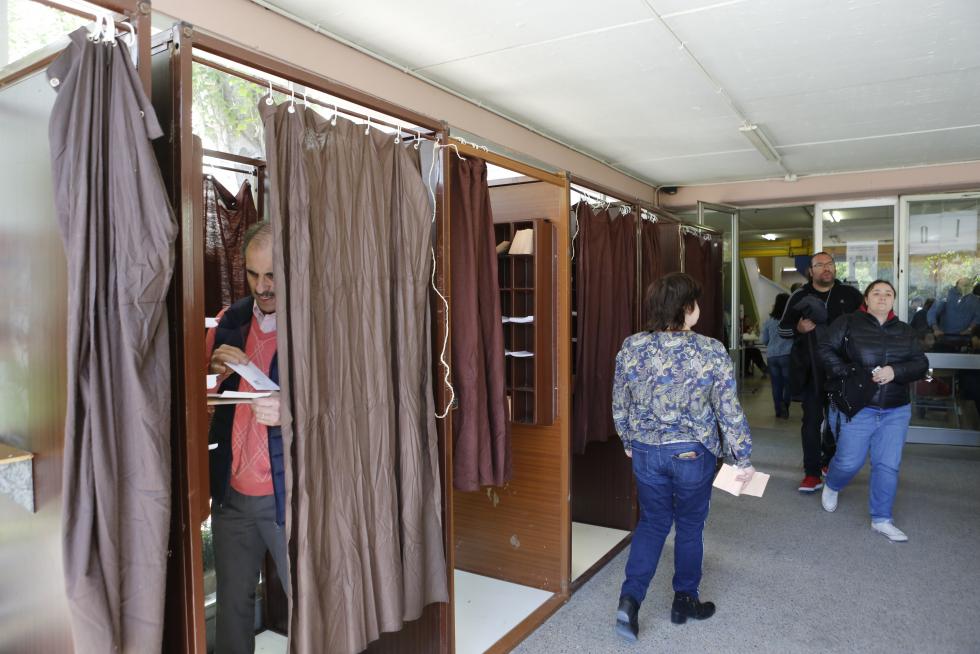 Imágenes de la votación para las Elecciones Generales en la Comunidad.