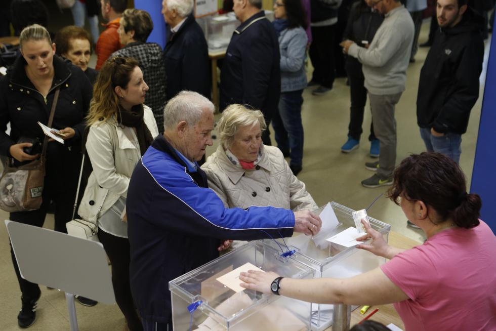 Imágenes de la votación para las Elecciones Generales en la Comunidad.