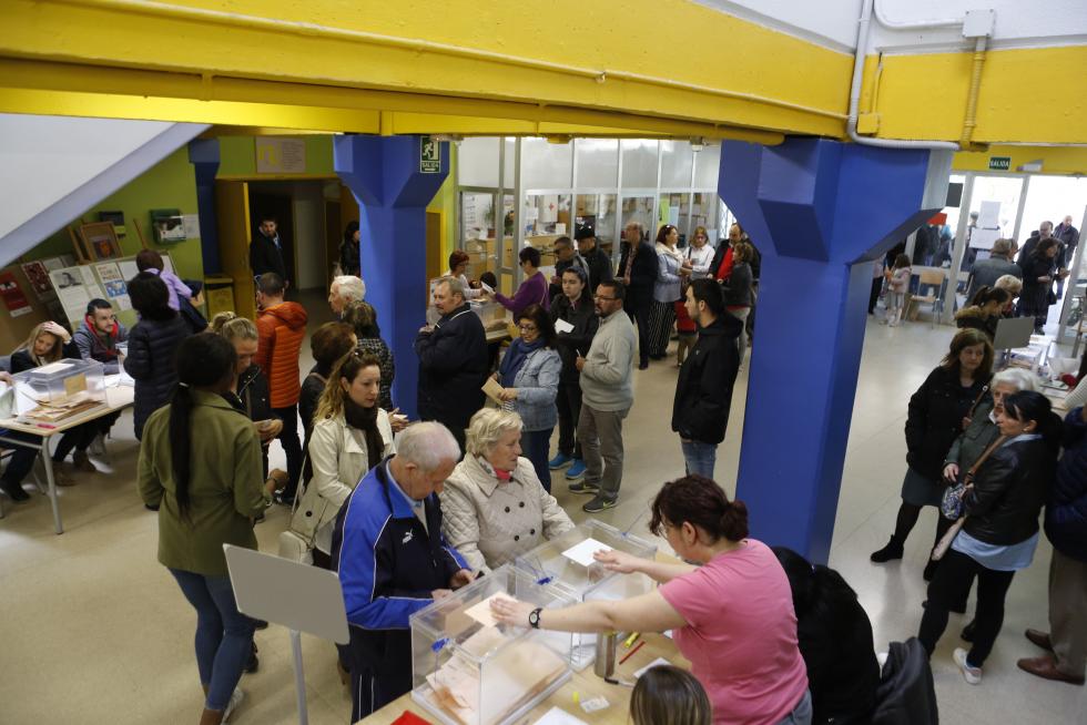 Imágenes de la votación para las Elecciones Generales en la Comunidad.