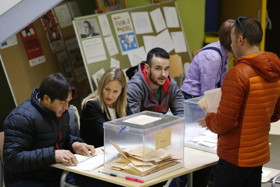 Imágenes de la votación para las Elecciones Generales en la Comunidad.