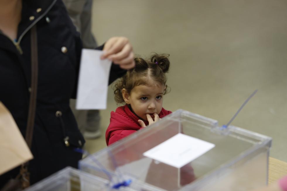 Imágenes de la votación para las Elecciones Generales en la Comunidad.