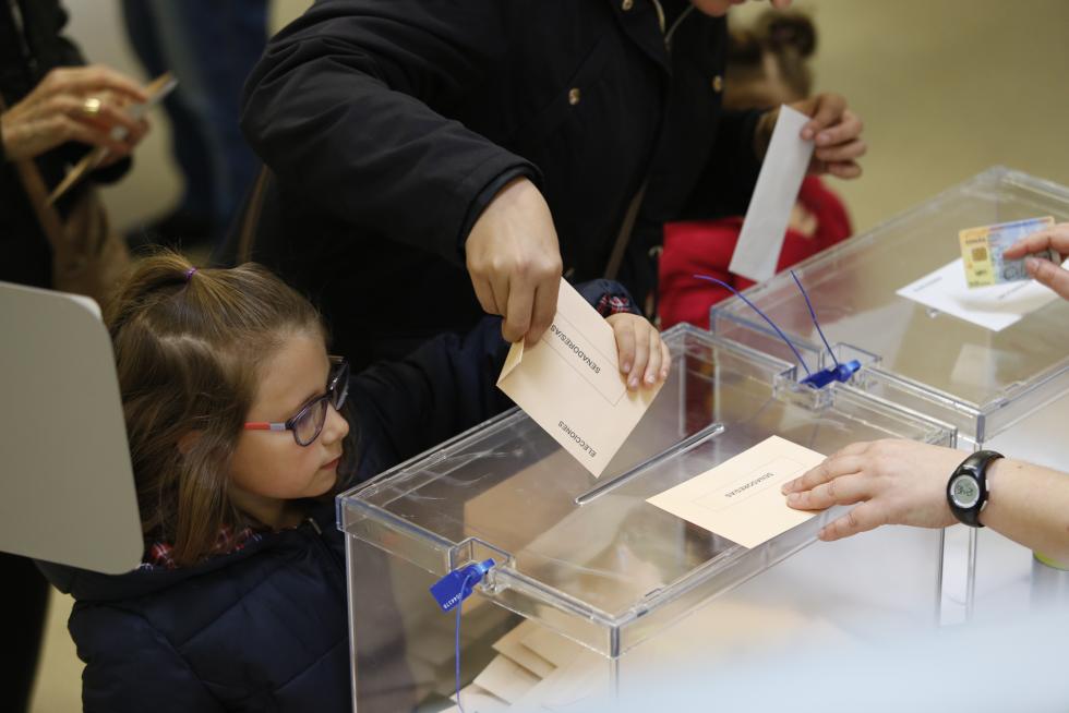 Imágenes de la votación para las Elecciones Generales en la Comunidad.