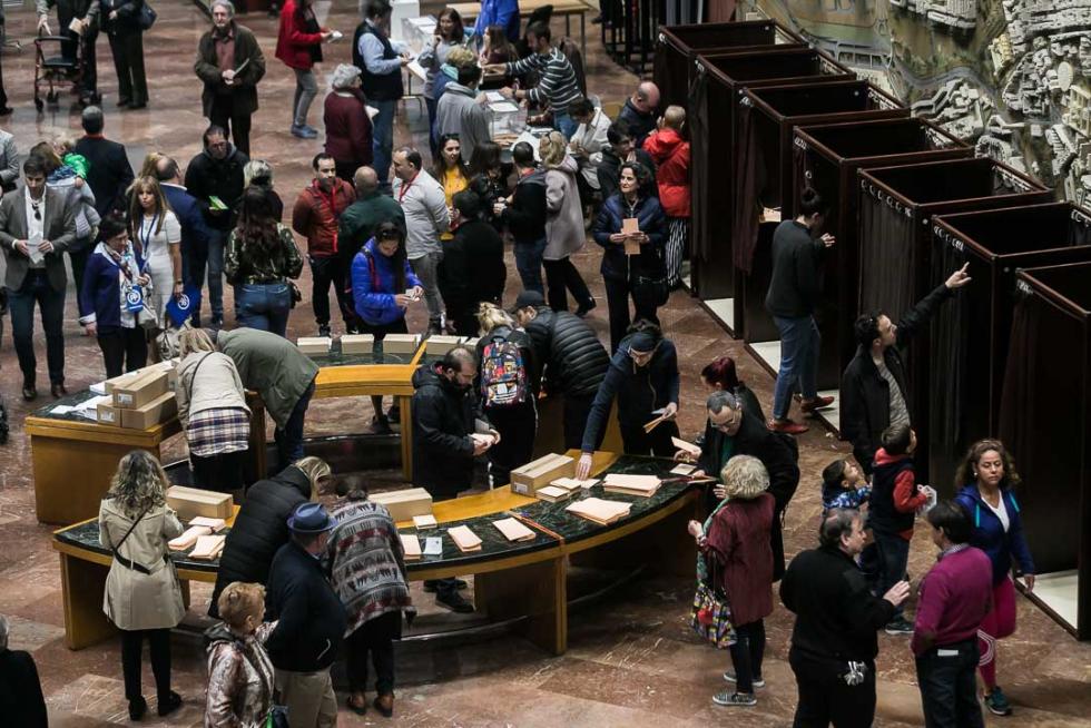 Imágenes de la votación para las Elecciones Generales en la Comunidad