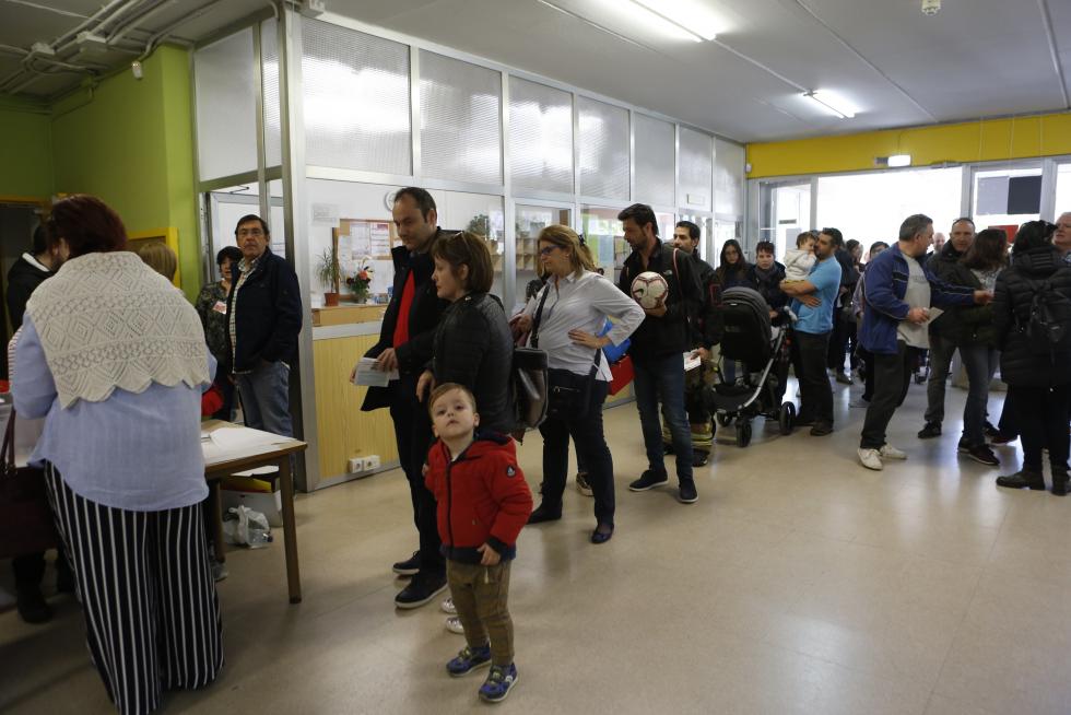 Imágenes de la votación para las Elecciones Generales en la Comunidad.