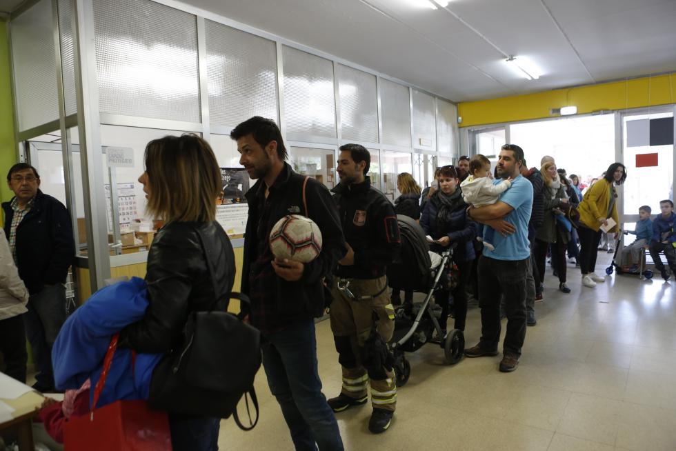 Imágenes de la votación para las Elecciones Generales en la Comunidad.