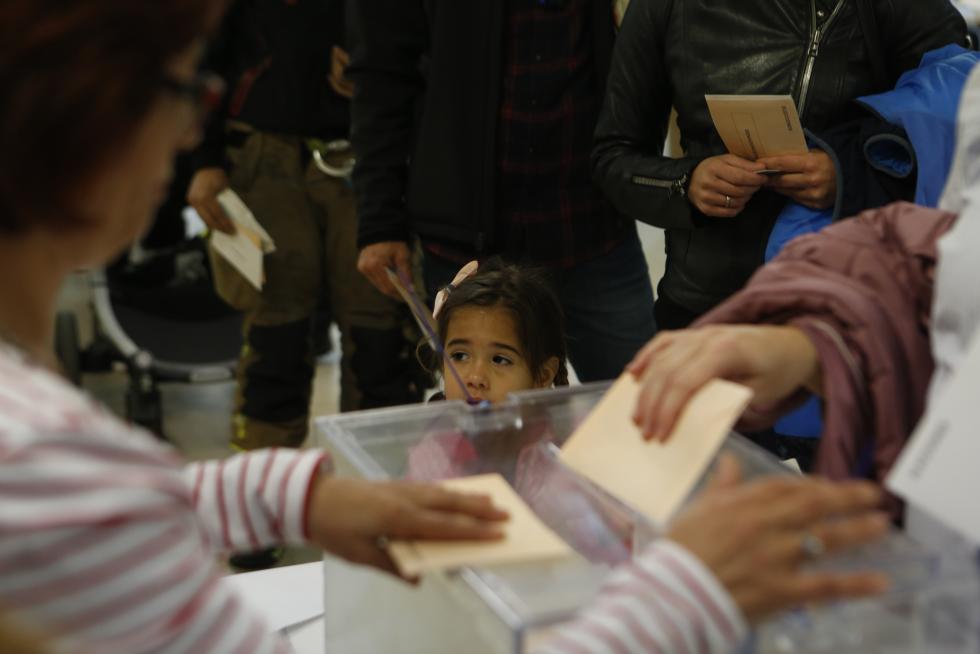 Imágenes de la votación para las Elecciones Generales en la Comunidad.