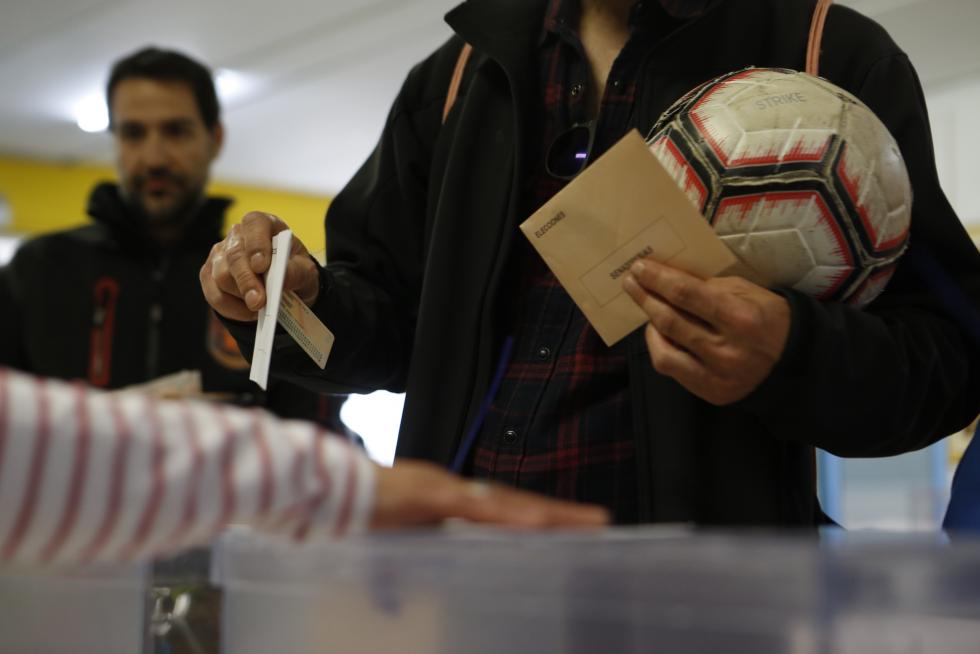 Imágenes de la votación para las Elecciones Generales en la Comunidad.