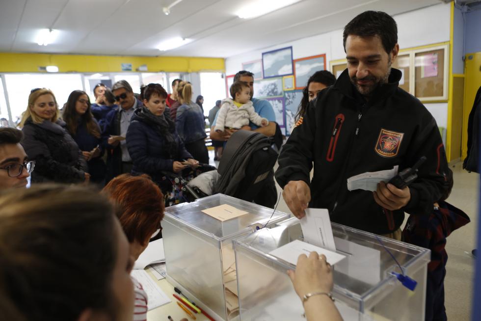 Imágenes de la votación para las Elecciones Generales en la Comunidad.
