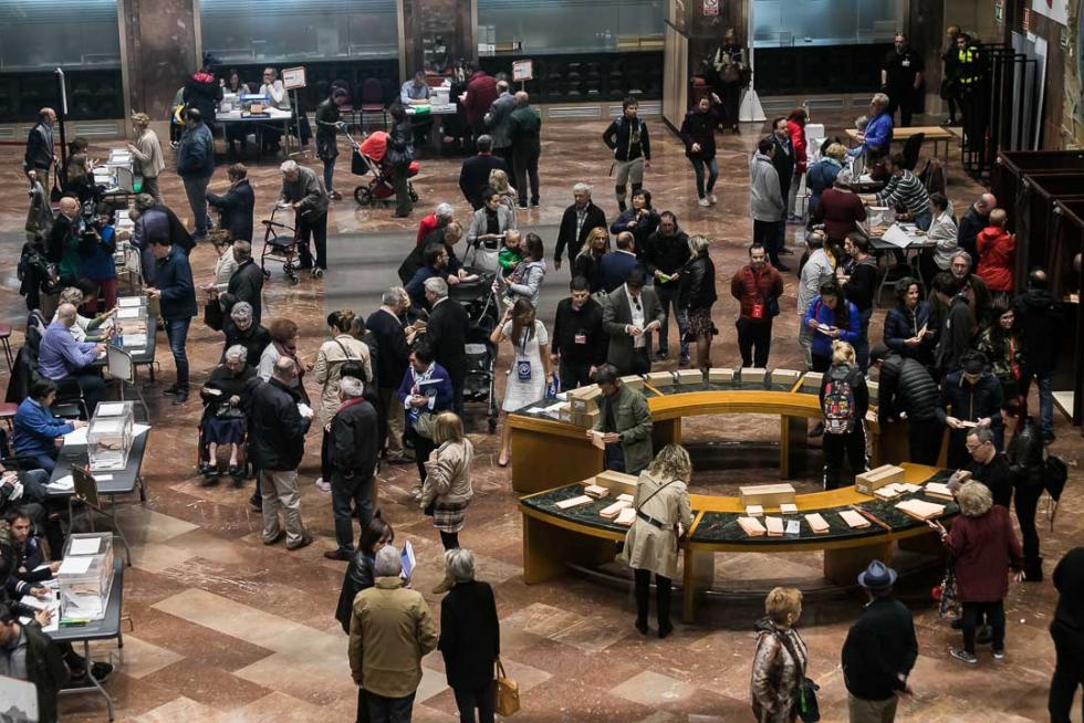 Imágenes de la votación para las Elecciones Generales en la Comunidad