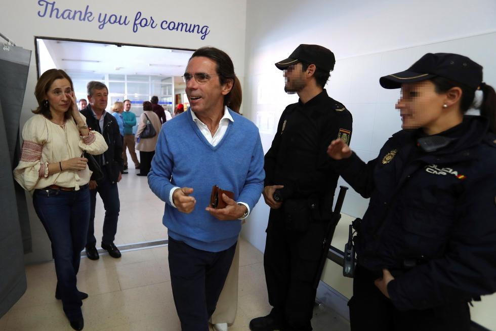 José María Aznar, votando.