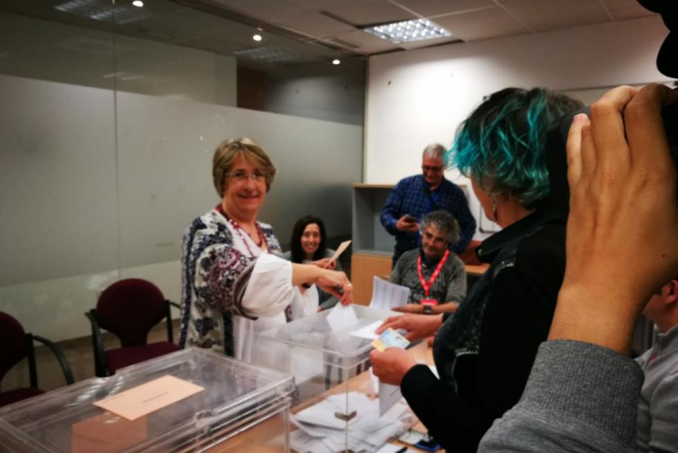 La cabeza de lista al Congreso por Teruel de Unidas Podemos, Blanca Villarroya, votando en el colegio del barrio de San Julián de Teruel esta mañana.
