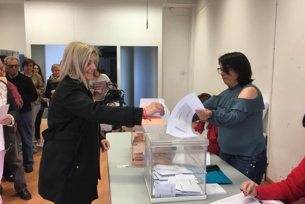 La candidata del PSOE por Huesca al Congreso, Begoña Nasarre, votando en su pueblo, Alcolea de Cinca esta mañana
