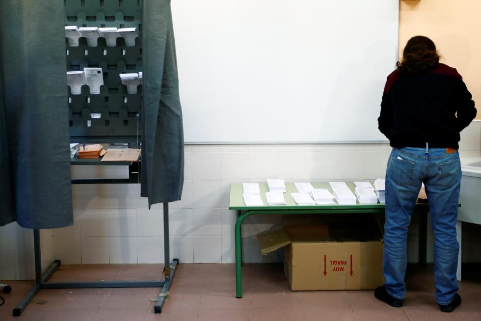 Los españoles acuden a las urnas a votar en las Elecciones Generales